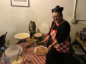 The image from croatian coffee bar Nase malo misto - preparing pizza